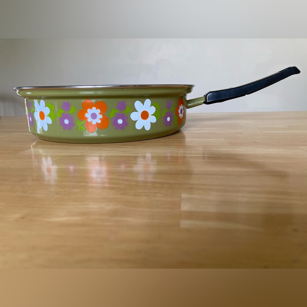 10.5 inch diameter enamel pan with flower power design